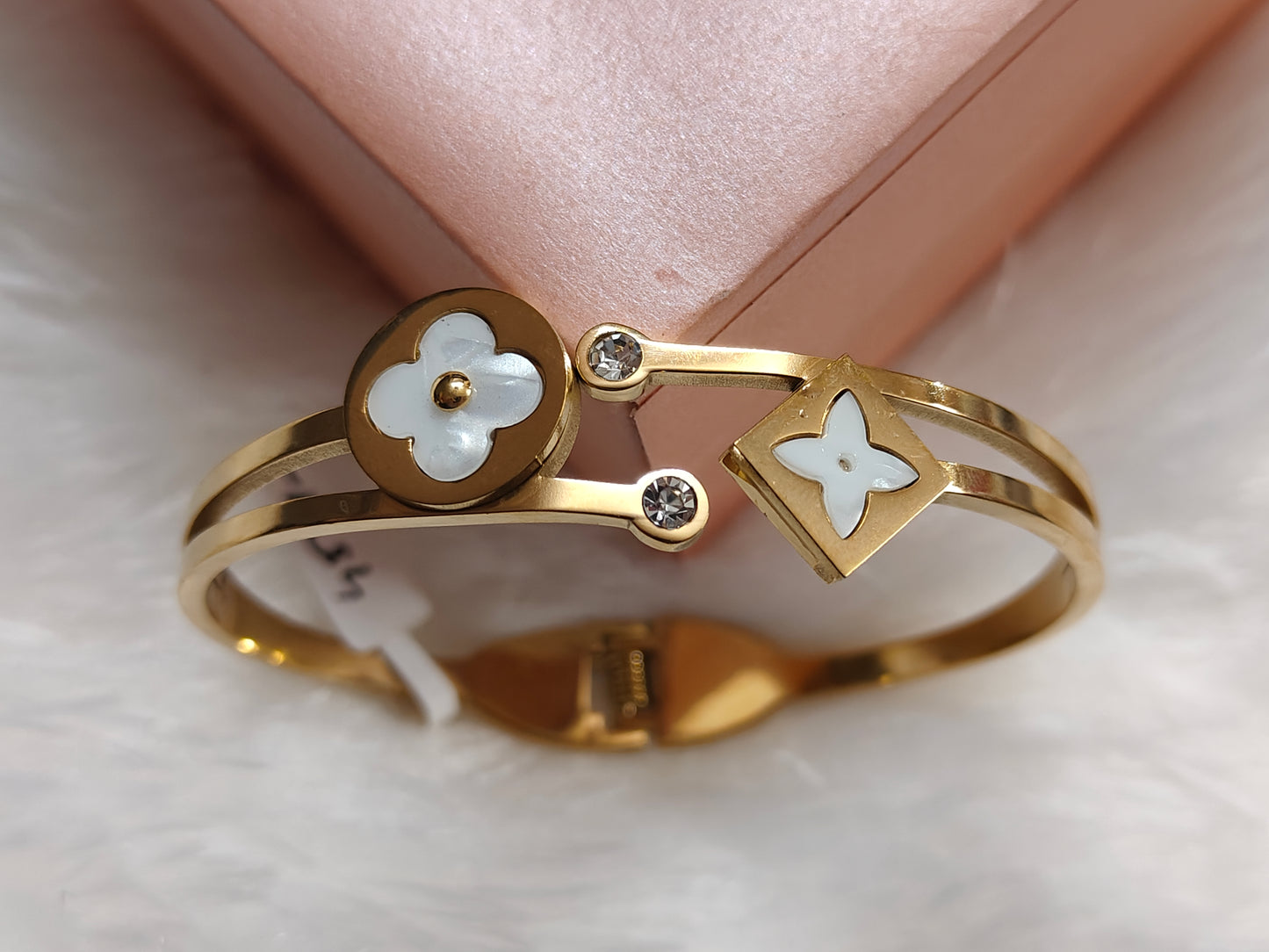Chic Asymmetrical Clover Bracelet