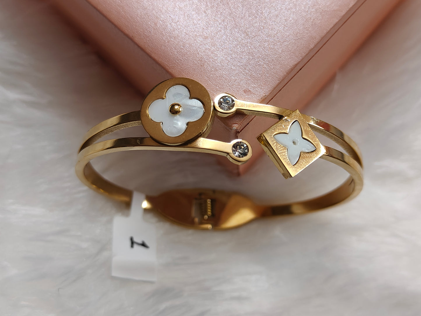 Chic Asymmetrical Clover Bracelet