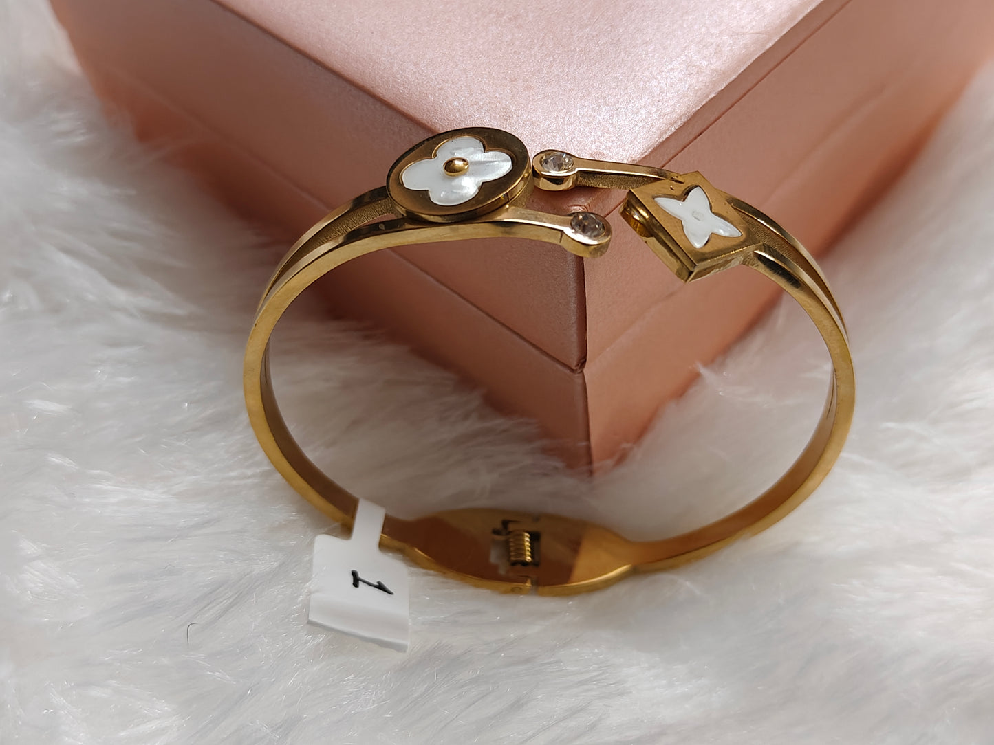 Chic Asymmetrical Clover Bracelet